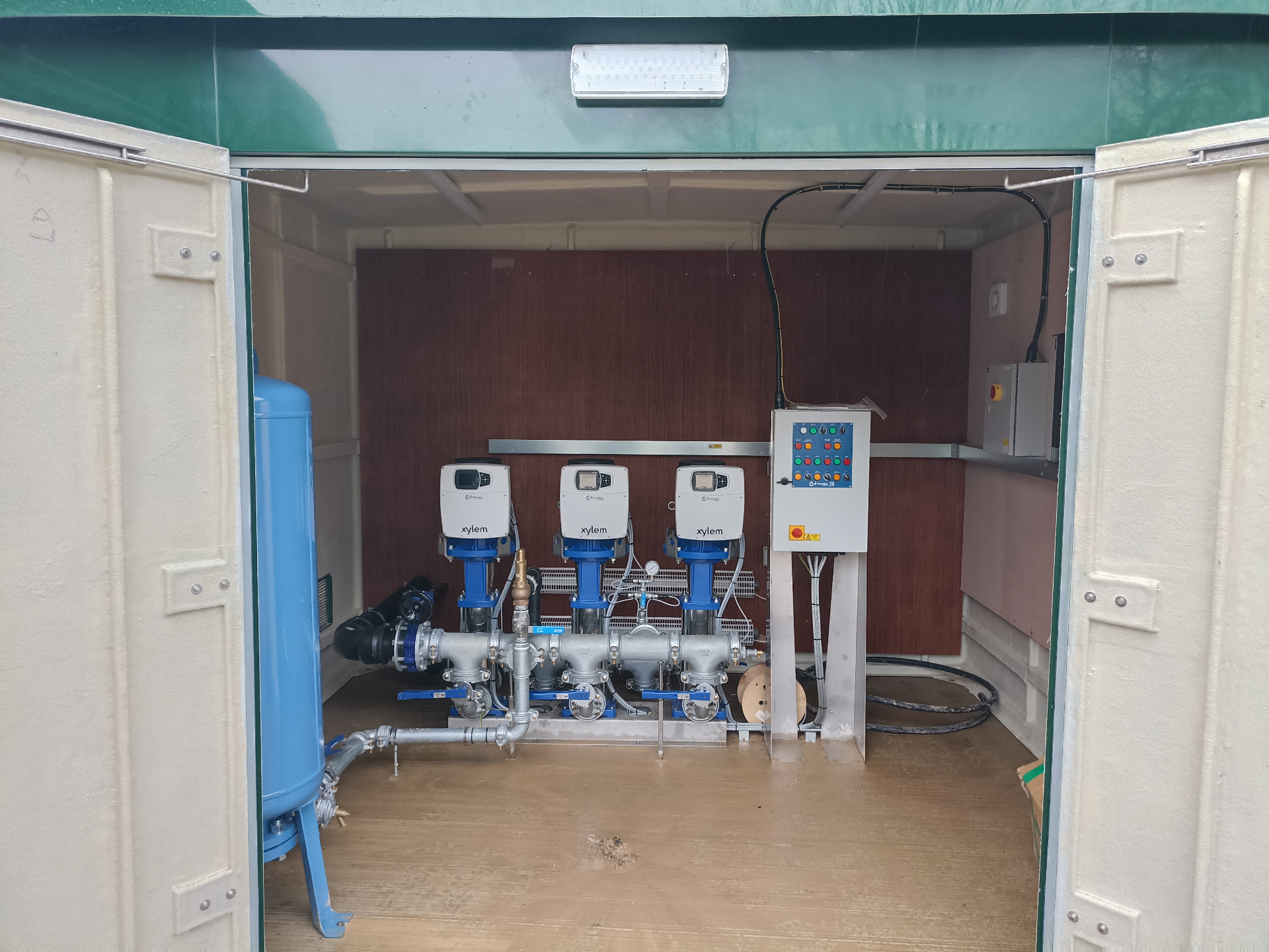Containerized pump system solution