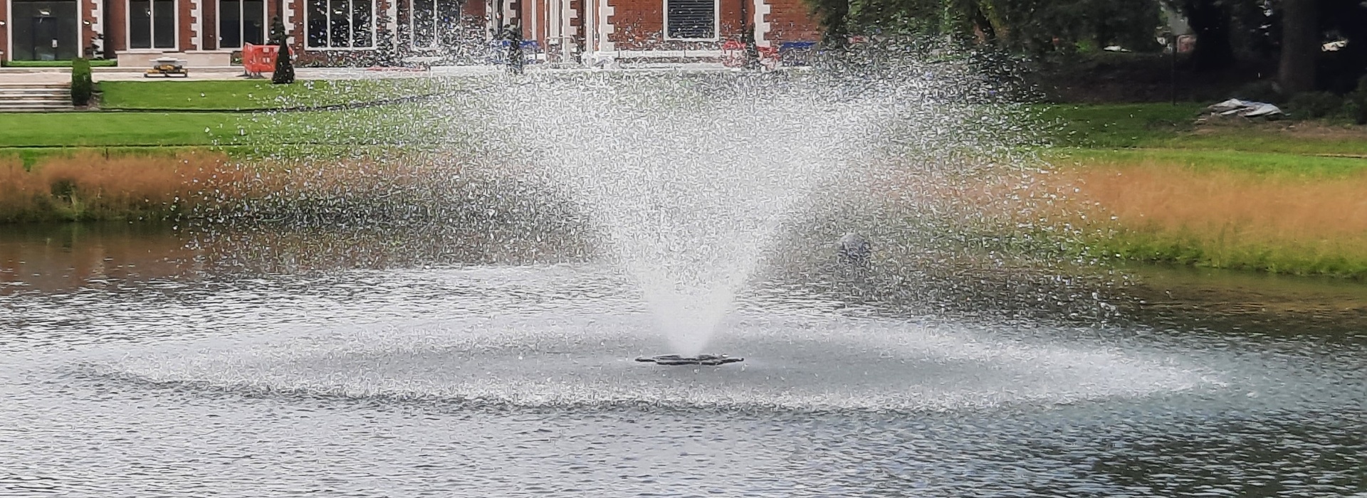 Water fountain system in operation